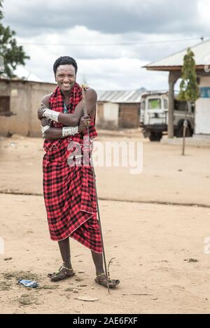 Bello guerriero Masai con la sua lancia in una città locale Foto Stock