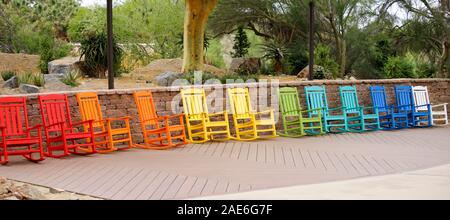 Panorama di una fila di belle sedie colorate Foto Stock