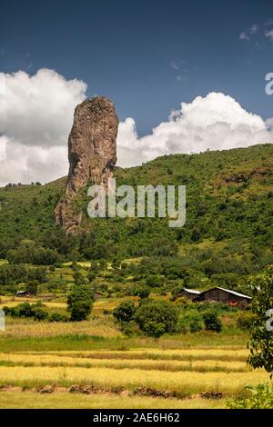 Etiopia, Amhara Region, Gazara, landmark spina vulcanica al di sopra dei campi agricoli Foto Stock