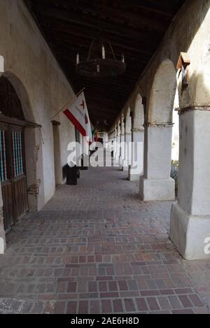 Il porticato lungo il cortile interno della missione di San Miguel Arcangel. Foto Stock