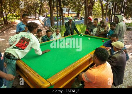 Etiopia, Amhara Region, Gondar, centro città, Adababay, giardino pubblico, uomini giocando a biliardo internazionale con le mani Foto Stock
