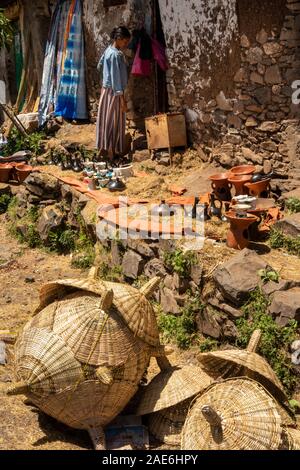 Etiopia, Amhara Region, Gondar, Arada Mercato, cottura ceramica vasi e cesti sulla vendita Foto Stock