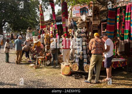 Eth558 Etiopia, Amhara Region, Gondar, turisti in bancarelle di artigianato al di fuori di Fasil Ghebbi Foto Stock