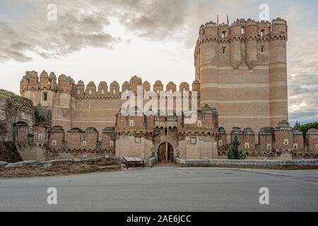 La facciata principale del castello di coca e la migliore espressione di stile mudéjar in una fortezza in tutta la Spagna.coca. Comunità di Segovia Castiglia e Leon. Spagna. Foto Stock