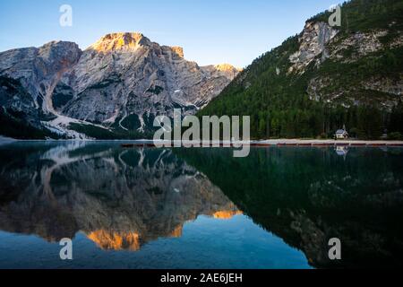 Bella riflessione di Seekofel montagna nel Lago di Braies all'alba, Italia Foto Stock