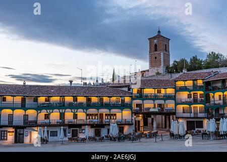 Tramonto nelle antiche e emblematica piazza principale della città di Chinchon considerato il più vecchio in Spagna. Madrid la comunità. Spagna Foto Stock