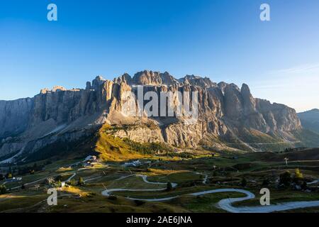 Vista del Passo Gardena e gruppo del Sella da Pizes de Cir, Italia Foto Stock