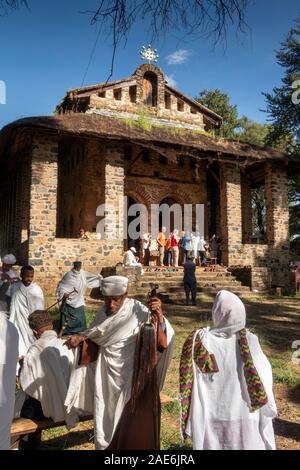 Etiopia, Amhara Region, Gondar, Dabre Berhan Selassie chiesa, fedeli al di fuori di una chiesa dopo la messa Foto Stock