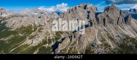 Vista aerea della montagne oltre il Col de Varda stazione a monte in Italia Foto Stock