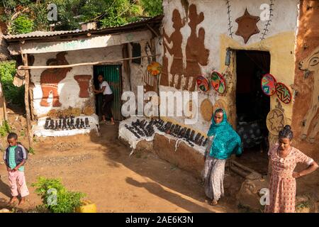 Etiopia, Amhara Region, Gondar, Wolleka Falasha villaggio ebraico, decorate casa negozio di souvenir Foto Stock