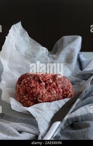 Non cotti carne macinata in casa le carni bovine macinate, ingrediente proteico Foto Stock