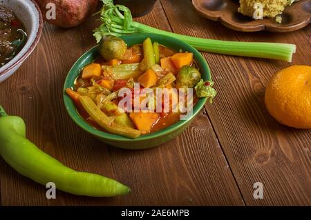 Daraba, piatto preparato con l'okra, pomodori, patate dolci, verdi, burro di arachidi, cucina del Ciad, Tradizionale assortimento di piatti africani, vista dall'alto. Foto Stock