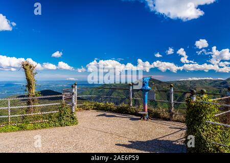 Punto di vista nella Collsacabra Montagne (El Santuario di lontano,Catalogna, Spagna). Foto Stock