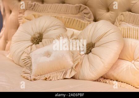 Cuscini rosa sul divano del soggiorno. Interno Foto Stock