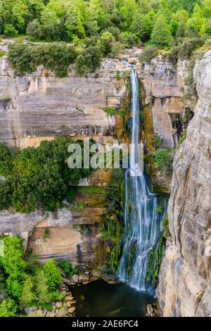 Incredibile alta cascata d'estate Foto Stock