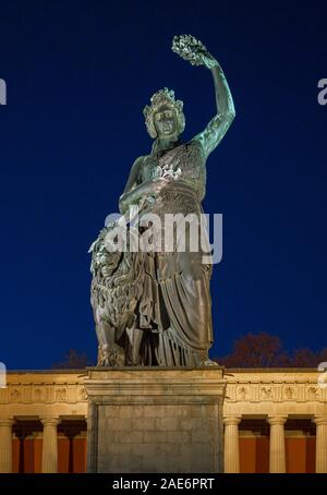 Statua in bronzo della Baviera nella parte anteriore del Hall of Fame, crepuscolo, Theresienwiese, Monaco di Baviera, Germania, Europa Foto Stock