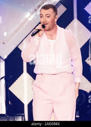 Inglewood, California, Stati Uniti d'America. 06 Dic, 2019. Sam Smith esegue sul palco durante il KIIS FM Jingle della sfera 2019 presso il Forum su dicembre 06, 2019 a Inglewood, California. Credito: MediaPunch Inc/Alamy Live News Foto Stock