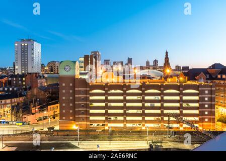 Parcheggio nel centro di Leeds, Inghilterra. Foto Stock