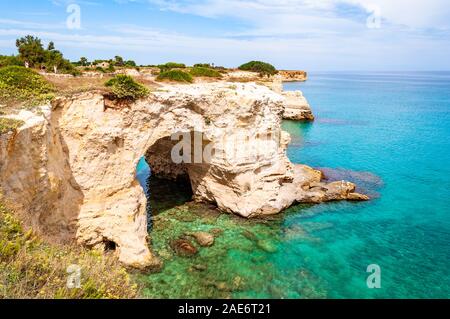 Tropea in Calabria, Italia - 09 Settembre 2019: Torre Sant Andrea beach con la sua morbida da rocce calcaree e rocce, mare pile, piccole baie e il jagge Foto Stock