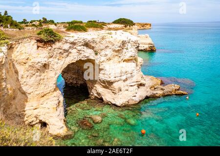 Tropea in Calabria, Italia - 09 Settembre 2019: Torre Sant Andrea beach con la sua morbida da rocce calcaree e rocce, mare pile, piccole baie e il jagge Foto Stock