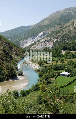 Valbona fiume nella bellissima valle di Valbona nelle Alpi Dinariche in Albania Foto Stock