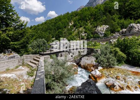 Ponte sul fiume Valbona in Valbona valle nelle Alpi Dinariche in Albania Foto Stock