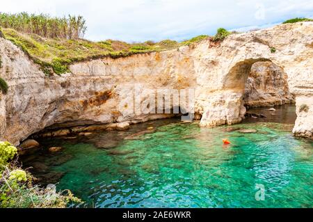 Torre Sant Andrea beach con la sua morbida da rocce calcaree e rocce, mare pile, piccole insenature e la costa frastagliata del paesaggio. Acqua cristallina sagomatura Foto Stock