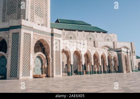 Dettagli della bella architettura della moschea di Hassan II a Casablanca, in Marocco su una mattina di sole Foto Stock