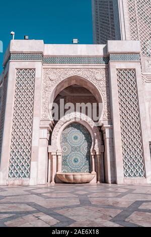 Dettagli della bella architettura della moschea di Hassan II a Casablanca, in Marocco su una mattina di sole Foto Stock