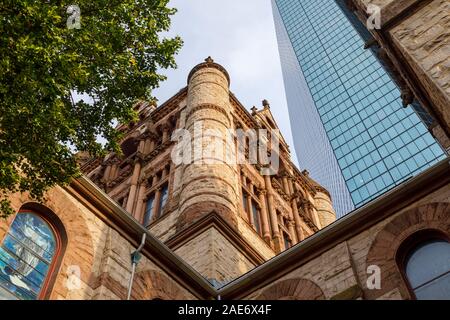 Punti di riferimento: l'alto grattacielo moderno John Hancock Tower dietro la storica Chiesa della Trinità a Copley Square, Boston, Massachusetts, New England, STATI UNITI D'AMERICA Foto Stock