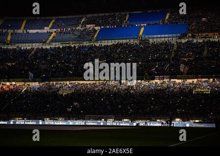 Milano, Italia. 06 Dic, 2019. i sostenitori del FC Internazionale Milano durante la Serie A match tra Inter e Milan e Roma allo Stadio San Siro di Milano, Italia il 6 dicembre 2019. Foto di Mattia Ozbot. Solo uso editoriale, è richiesta una licenza per uso commerciale. Nessun uso in scommesse, giochi o un singolo giocatore/club/league pubblicazioni. Credit: UK Sports Pics Ltd/Alamy Live News Foto Stock