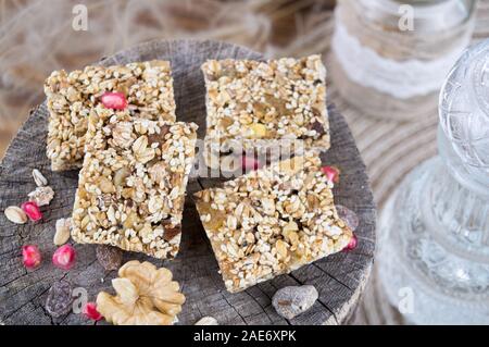 In casa granola bar con i dadi, fiocchi d'avena, uva passa, fichi, melograni Foto Stock