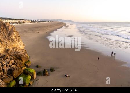 San Francisco/ Stati Uniti d'America, USA-30 Settembre 2019: le sagome delle barriere coralline in Ocean Beach durante un'alba Foto Stock