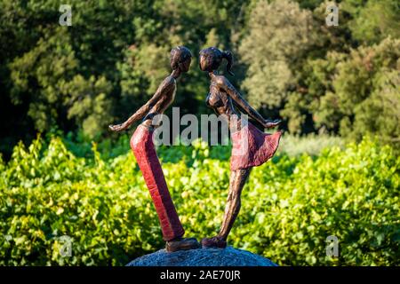 Firenze, Italia - 29 Giugno 2018: "Il primo bacio' scultura in bronzo e piombo fusion datata 2018, dall'artista Sarah Del Giudice, Firenze Foto Stock