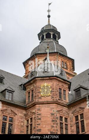 Torre dell'orologio del Schloss Johannisburg ad Aschaffenburg, un famoso storico castello della città contro un cielo grigio, a nord della Baviera, Germania, Europa, copia spac Foto Stock