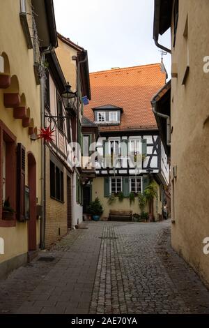 Stretto vicolo storico con tipiche case a graticcio nella città vecchia di Aschaffenburg, Nord in Baviera, Germania messa a fuoco selezionata Foto Stock