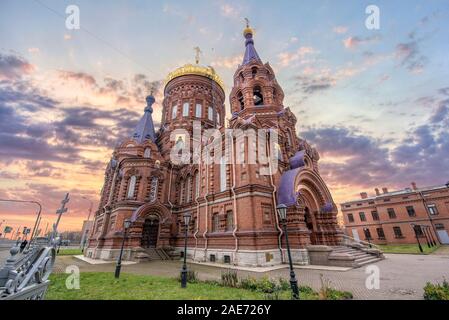 Chiesa dell'Epifania sull'isola di Gutuevsky a San Pietroburgo, Russia al tramonto. Fu progettato da Vasily Kosyakov e costruito nel 1888. Foto Stock