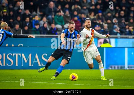 Milano, Italia. 06 Dic, 2019. Milano skriniar (fc internazionale) e leonardo spinazzola (roma) durante Inter vs Roma, italiano di calcio di Serie A del campionato Gli uomini in Milano, Italia, Dicembre 06 2019 Credit: Indipendente Agenzia fotografica/Alamy Live News Foto Stock