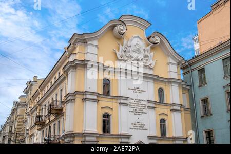 Una facciata dell'edificio in classico stile neo-barocco e statue a San Pietroburgo, in Russia. Foto Stock