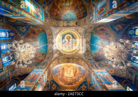 All'interno di interni colorati e mosaici nella Chiesa del Salvatore sul Sangue versato. La risurrezione di Cristo nella cattedrale di San Pietroburgo, Russia Foto Stock