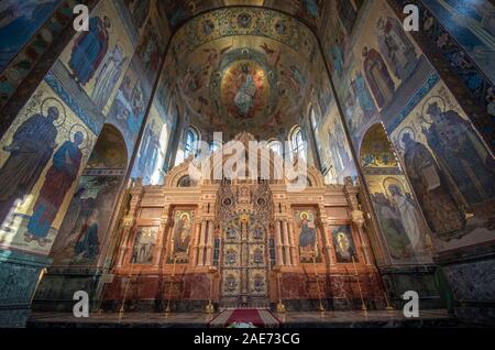 All'interno di interni colorati e mosaici nella Chiesa del Salvatore sul Sangue versato. La risurrezione di Cristo nella cattedrale di San Pietroburgo, Russia Foto Stock