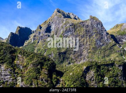 Fiordo spettacolare scenario in Milford Sound, Parco Nazionale di Fiordland, Nuova Zelanda. Foto Stock