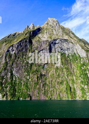 Fiordo spettacolare scenario in Milford Sound, Parco Nazionale di Fiordland, Nuova Zelanda. Foto Stock