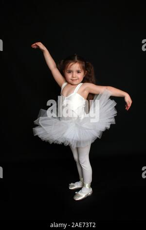 Giovane ballerina in prova per il lago dei cigni Foto Stock