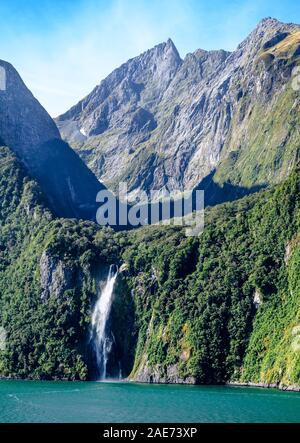 Stirling Falls, amid fiordo spettacolare scenario in Milford Sound, Parco Nazionale di Fiordland, Nuova Zelanda. Foto Stock