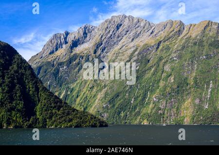 Fiordo spettacolare scenario in Milford Sound, Parco Nazionale di Fiordland, Nuova Zelanda. Foto Stock