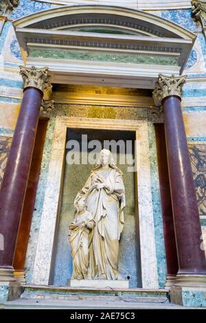 Statua nella nicchia all'interno del Pantheon a Roma Foto Stock