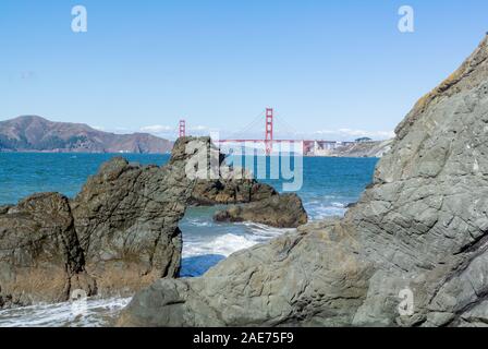 San Francisco/ Stati Uniti d'America, USA-30 Settembre 2019: Paesaggio con il Golden Gate bridge in Cina beach Foto Stock