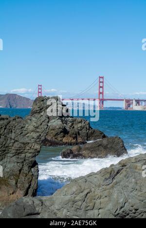 San Francisco/ Stati Uniti d'America, USA-30 Settembre 2019: Paesaggio con il Golden Gate bridge in Cina beach Foto Stock