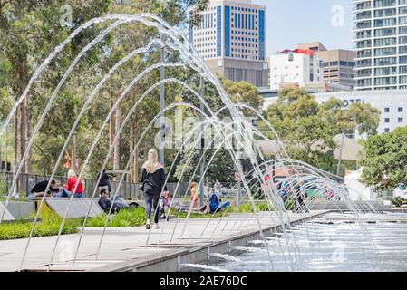 In massa le fontane di acqua spruzza acqua in aria in una zona giochi in Sydney Darling trimestre vicino al CBD della citta' in Australia Foto Stock